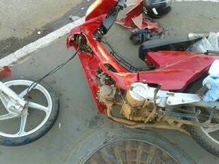 A moto ficou completamente destruída após a batida. (Foto Repórter News)