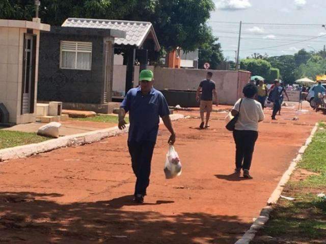 Para quem mora longe, Finados &eacute; sacola na m&atilde;o e almo&ccedil;o no cemit&eacute;rio