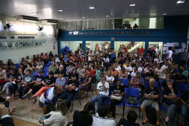 Professores aguardam at&eacute; segunda proposta que pode encerrar greve