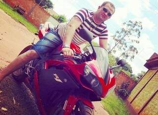 Arnaldo Andres Alderete Peralta de 31 anos, com uma motocicleta Yamaha, modelo R1. (Foto: Reprodução/ Facebook)