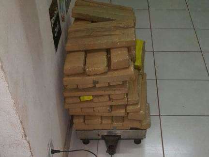 Na entrega da encomenda, dupla &eacute; presa com quase 100 kg de maconha