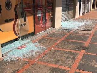 Vidraças de lojas foram quebradas. (Foto: Marina Pacheco)