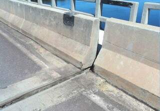 Acidente abriu vão de 11 centímetros na ponte sobre o rio Paraguai. (Foto: Divulgação PRF)