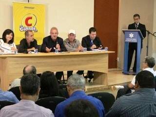 Candidatos a prefeito de Dourados durante debate, hoje de manhã (Foto: Eliel Oliveira)