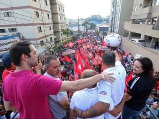 Militantes fazem vigília em frente à sede do Sindicato dos Metalúrgicos do ABC em apoio a Lula. (Foto: Reprodução/Facebook)