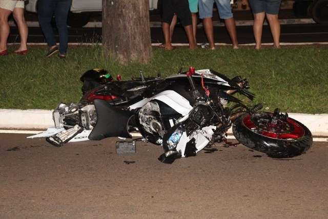 Motociclista fica ferido ao ser atingido por caminhonete em avenida
