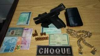 Arma, dinheiro e objetos apreendidos com Kauê durante a abordagem da última segunda-feira