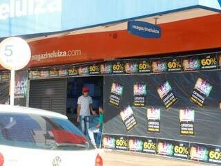 Movimento é fraco em lojas de redes nacionais que abriram mais cedo (Foto: Helio de Freitas)