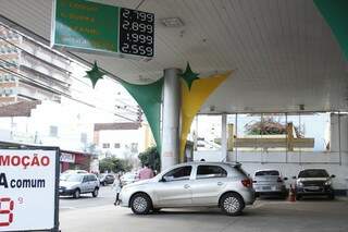 Nos postos de combustível, mesmo com a redução de preço do álcool, gasolina ainda é preferida. (Foto: Marcelo Victor)