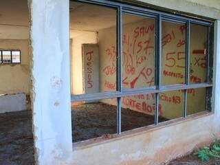 Vândalos picharam paredes do que seriam salas de aula (Foto: Marina Pacheco)