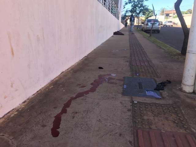Morador de rua &eacute; esfaqueado na perna em briga no J&oacute;quei Clube