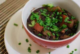 Em feijoada vegetariana, só sobra o feijão preto da receita tradicional (Foto: Divulgação)