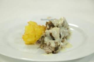 A receita mistura a crocancia da mil-folhas de mandioca, com a maciez da carne e a acidez do molho (Foto: Kisie Ainoã)