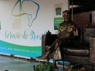 Estátua do poeta Manoel de Barros. (Foto: Arquivo).