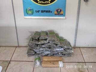 Transporte de três tipos de droga em mochila (Foto: Divulgação/Polícia Militar Rodoviária)