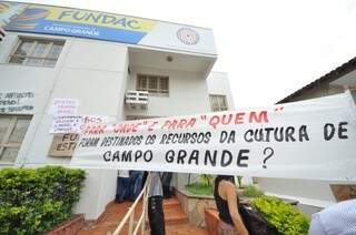 Faixas foram espalhadas do lado de fora da fundação como forma de protesto. (Foto:Marcelo Calazans)