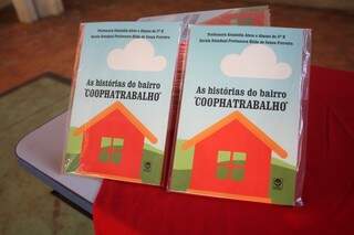 Livro é vendido por R$ 45,00 na escola. (Foto: Paulo Francis)