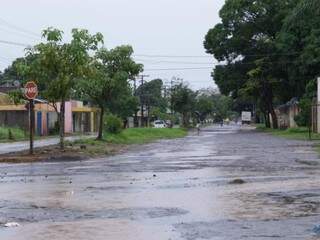 Sem asfalto e drenagem, rua da Nova Campo Grande alga em dia de chuva (Foto: Arquivo/Kisie Ainoã)
