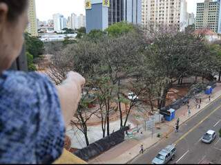 Da janela do apartamento, Dona Sina acompanha diariamente a revitalização da praça. (Foto:Luciana Brazil)