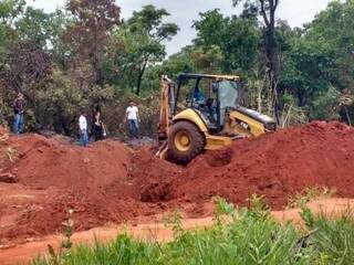 Polícia Civil trabalha desde o início da tarde escavando ‘cemitério’ no Jardim Veraneio (Foto: Adriano Fernandes)
