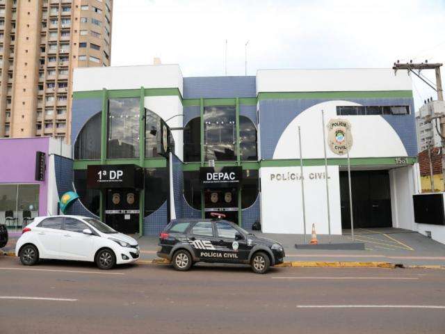 Ap&oacute;s homem apanhar, pol&iacute;cia dispersa multid&atilde;o com bala de borracha