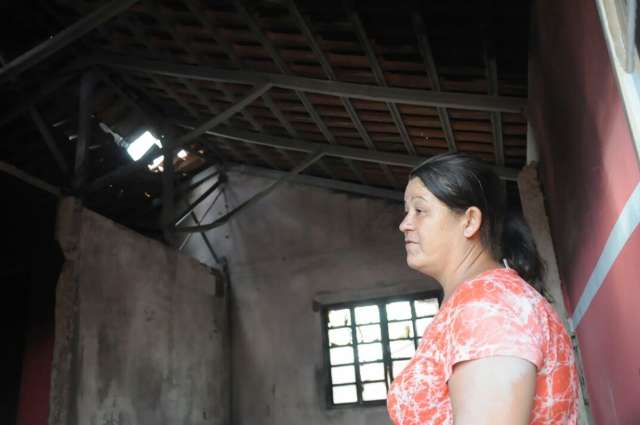 Com ajuda at&eacute; de &ldquo;quem nunca viu &rdquo;, Jane refaz casa incendiada