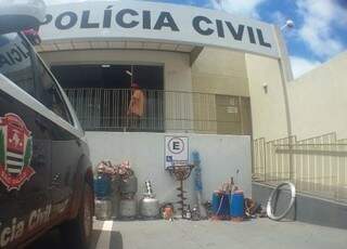 Objetos apreendidos foram levados à delegacia do 2º Distrito Policial de Andradina (SP) para que donos das propriedades furtadas façam reconhecimento (Foto: Paparazzi News)