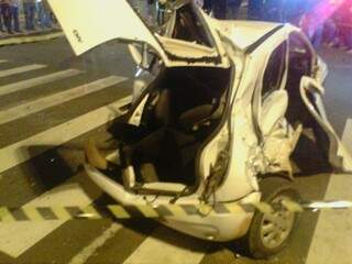 Carro ficou destruído em acidente na madrugada. (Foto: Direto das Ruas)