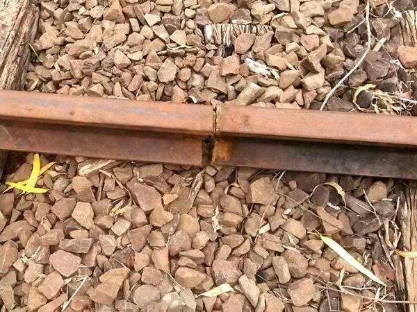 Trilhos n&atilde;o s&atilde;o soldados &agrave; ferrovia e podem ser furtados novamente 