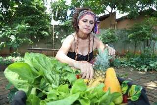A empresária Marlene Moisés, de 54 anos, vende vende produtos orgânicos pelo WhatsApp. (Foto: Fernando Antunes)