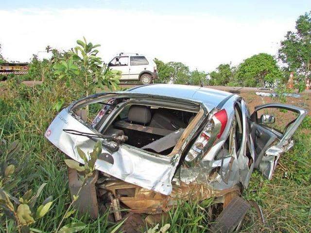 Carro roda e sai da pista após ser atingindo por outro veículo na BR-163