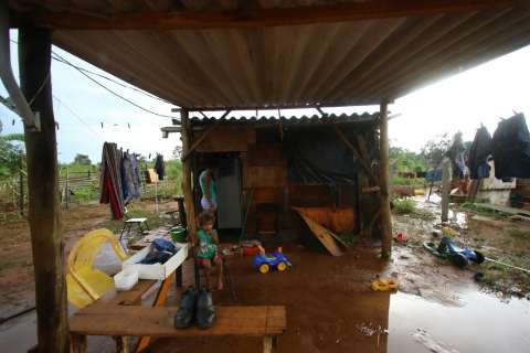 Temporal destelha barracos e torna vida mais precária em favela 