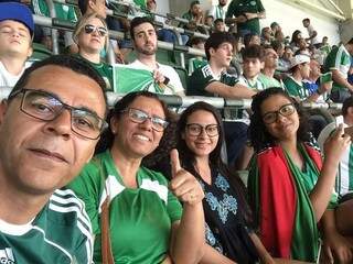 Família no jogo em que o Palmeiras ganhou de lavada do São Paulo. Stefani é a única sem o uniforme verde. (foto: Acervo Pessoal)