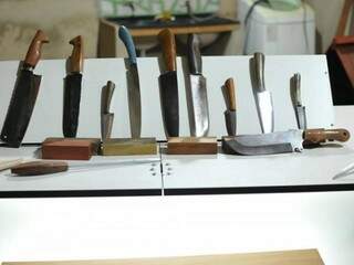 Algumas das facas prontas. (Foto: Alcides Neto)