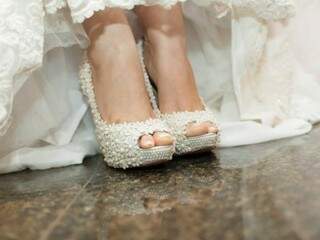 No pé da noiva, um modelo exclusivo. (Foto: Vicente Barros)