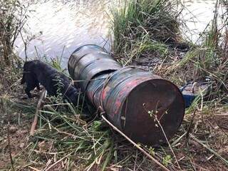 Vítima foi colocada em tambores e jogada no fundo de um rio. (Foto: Divulgação / A Semana/ Corpo de Bombeiros / Polícia Civil) 