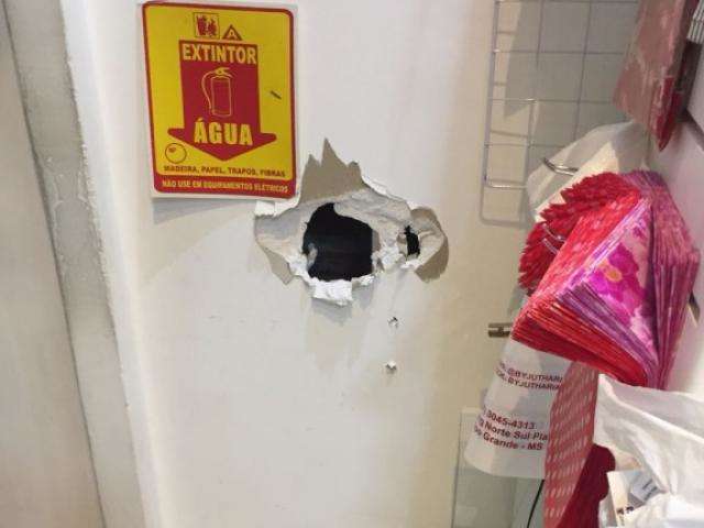 C&acirc;meras flagram bandidos invadindo loja de bijuteria em shopping