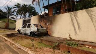 Muro de residência ficou danificado e por pouco chamas não se alastram na casa (Foto: Direto das Ruas)