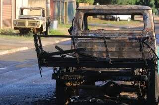 Carrocerias de veículos foram destruídas pelo fogo (Foto: André Bittar) 