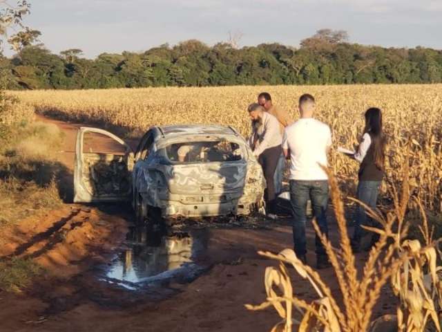 Ve&iacute;culo &eacute; incendiado com corpo dentro em Ponta Por&atilde;