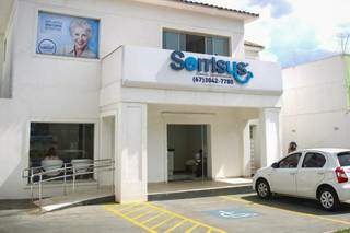A clínica fica na Avenida Afonso Pena, 2514, Centro. (Foto: Kisie Ainoã)
