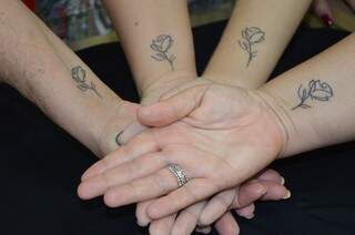 Três gerações que se encontram na rosa tatuada no braço, uma marca da luta das quatro mulheres da família. 