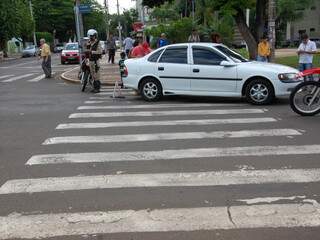Motorista fazia conversão quando atropelou pedestre (Foto: Simão Nogueira)