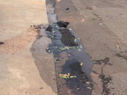Feito recentemente, asfalto está aos pedaços em rua do Jardim Paulista
