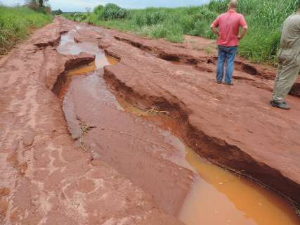 Após chuva, prefeita pede apoio de fazendeiros para recuperar estradas