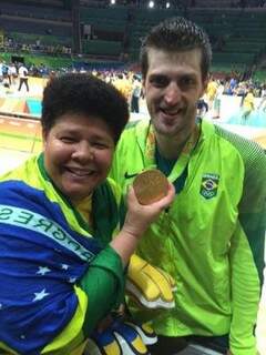 Ana ao lado do jogador Eder após a conquista do ouro no vôlei (Foto: Reprodução/Facebook)