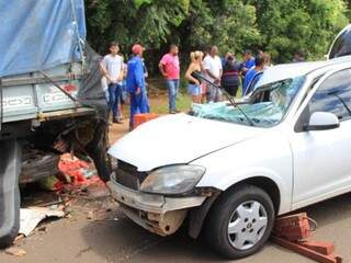 Frente do carro ficou destruída após &#039;entrar&#039; na traseira de caminhão (Foto: Marina Pacheco)