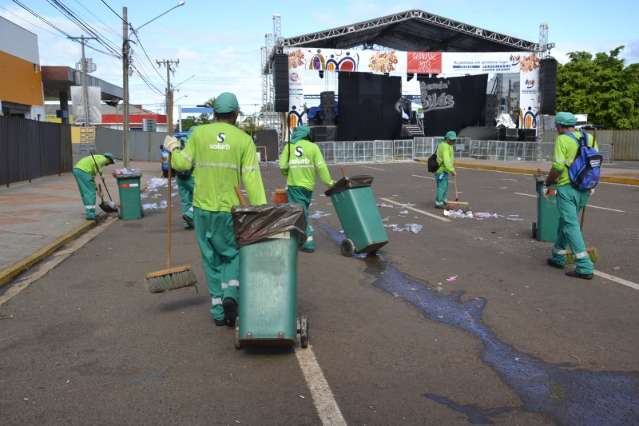 Depois da folia, bloco da faxina entra em cena na Fernando C&ocirc;rrea