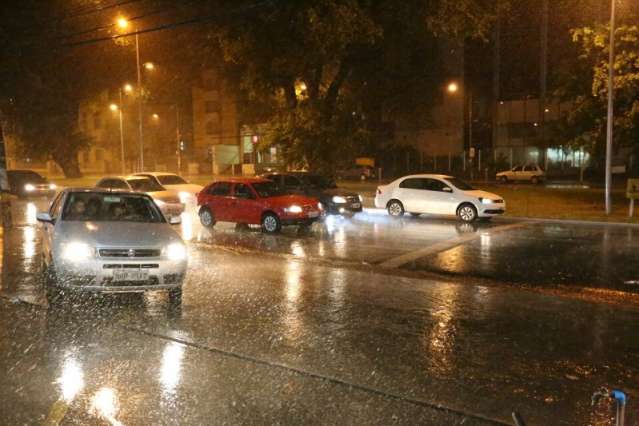 Chuva cai na na noite deste s&aacute;bado e come&ccedil;a a deixar a Capital mais gelada