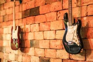 Guitarras na parede dão o tom do estilo. 